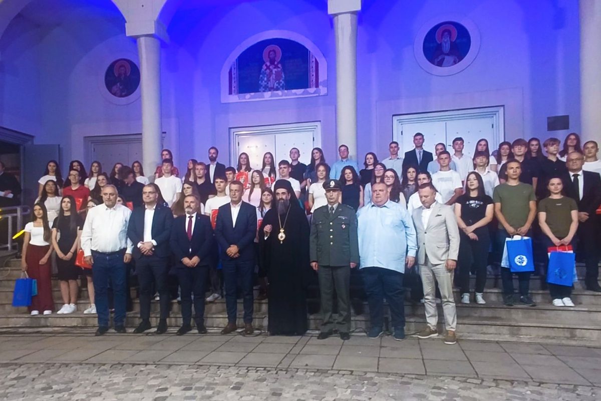 Градска општина Медијана даровала таблет рачунаре ученицима генерације на Видовданској академији